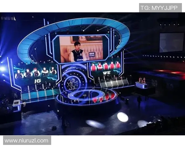 英雄联盟赛场上的传奇之路：FPX战队的奋斗与荣耀历程